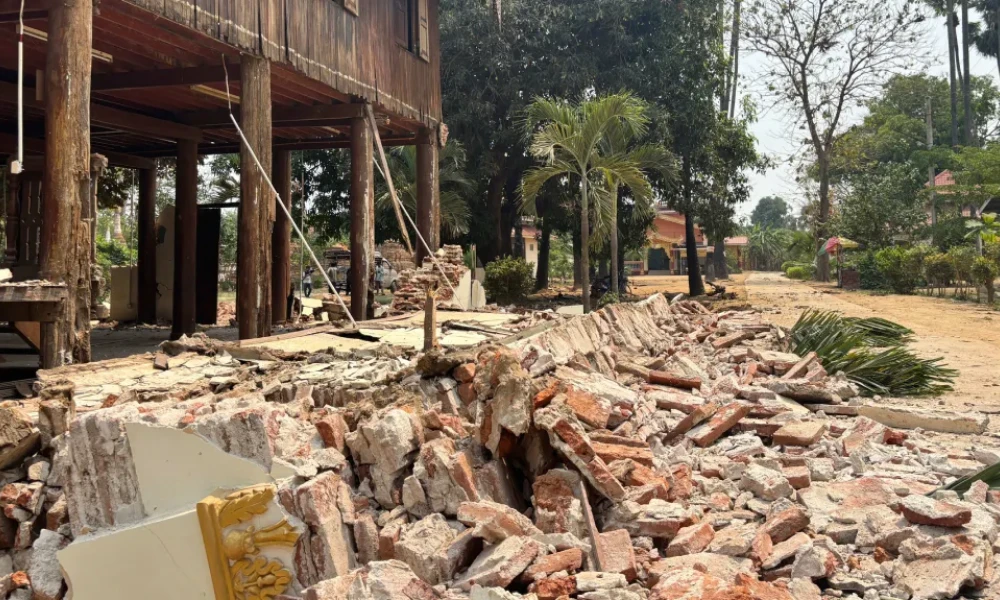 Τουλάχιστον 20 νεκροί από κατάρρευση τεμένους στο σεισμό της Μιανμάρ (βίντεο)